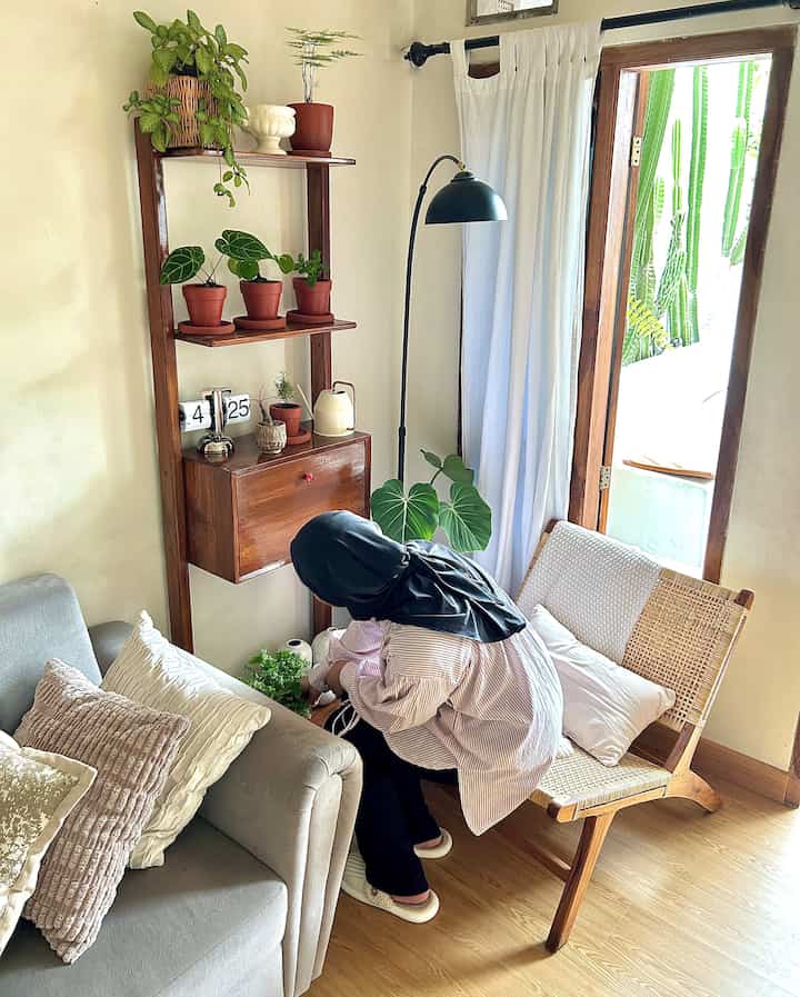 Sore hari di ruang tamu, tepatnya di sudut ini jadi moment dan tempat favoritku sambil santai dan siram si anak ijo🪴💚

#Cat #LampuLantaiBerdiri #LeazyChairRotan #SPCLantai #JamMejaKlasik #PenyiramTanaman #MomenDiRumah #InspirasiDekorasi #RuanganFavorit 