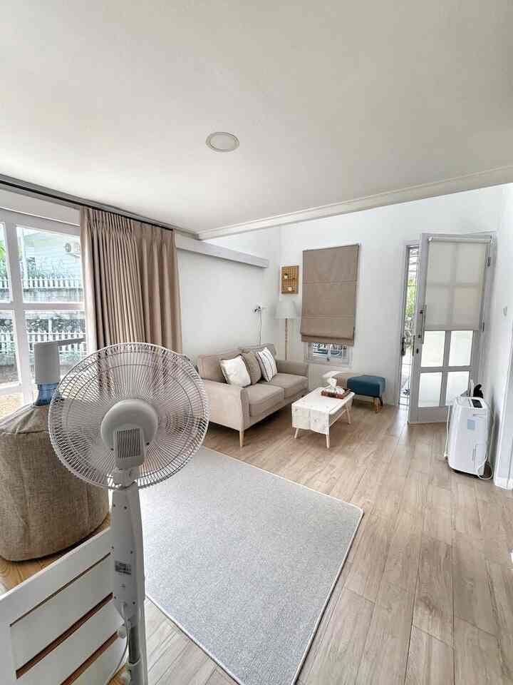 Kami memutuskan untuk mengganti keramik bawaan developer dengan granite karena kami pikir pasti akan buat suasana rumah/ruangan jadi lebih nyaman, dan ternyata bener banget 🥰
Rumah jadi lebih adem, lebih nyaman, pengen pulang kerumah terus jadinya 🫶

#livingroom #bedroom #mezanine
#sarunggalonduduk #karpetpolos #lantaigranite #rollerblind #pottanahliat #jamdindingkayu
#inspirasidekorasirumah #rumahnyaman #inspirasihomestyling