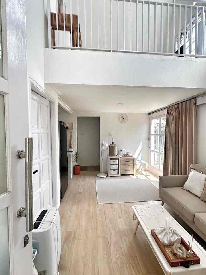 Pojokan ini adalah spot favorit kami dirumah.  Kalau pagi sambil ngopi sambil ngelamun bisa sekalian lihat yang hijau-hijau dihalaman samping.  Sore harinya bisa lihat langit sore juga 🥰 best 🫶

#stool #jamdinding #mejanakas #mesinkopi #taligorden
#momendirumah #inspirasidekorasi #ruanganfavorit