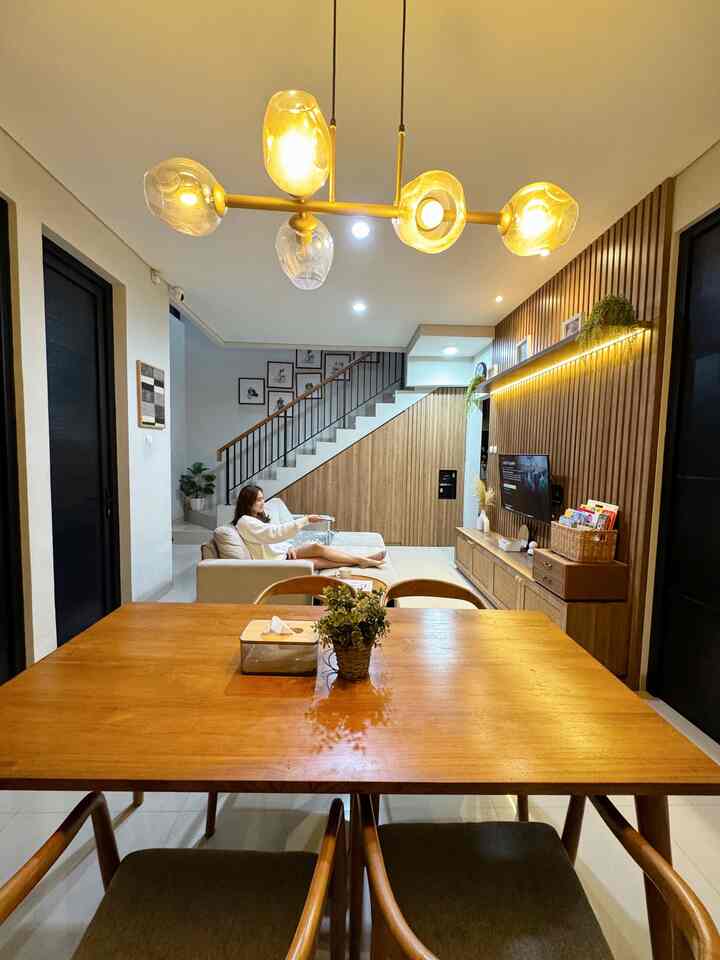 Momen favorit sekaligus spot favorit aku di rumah ini, yap! Watching movie at night in my lovely living room🤎

#KitchenSet / #KitchenSetMinimalis / #PlavonPVC / #WarnaCatRumah / #WallpaperDinding / #WallpaperEstetik / #Cat
 #MomenDiRumah #InspirasiDekorasi #RuanganFavorit #momenfavorit #livingroom #wallpanel #wallpanelTV 