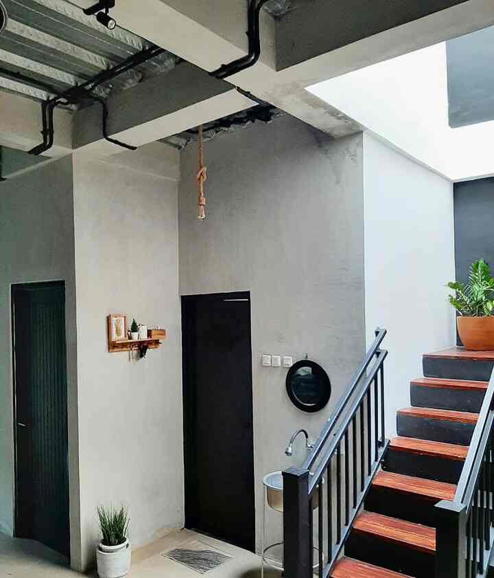 untungnya punya rumah yg minim perintilan terutama perintilan berbahan pecah belah adalah aman dari tegangan tinggi kita ngomel2 karna punya anak laki yg suka main ga liat2 tempat misal main bola dalam rumah. kebetulan di rumah selain ga banyak pajangan juga memilih warna yg ga rentan kotor misalnya hitam kebayang klo warna putih kena noda mesis, tumpahan susu coklat, kena tendangan bola dll


#rumahindustrial #opespacearea #rumahramahanak #materialramahanak #furniturramahanak 