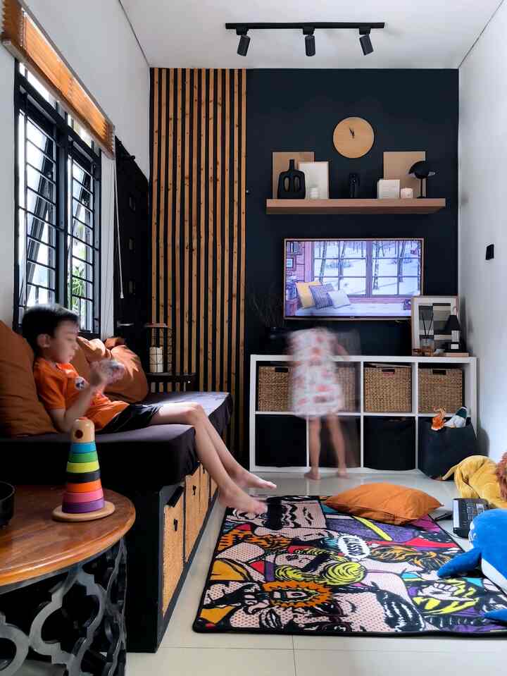 ➖ Rumah Ramah Anak

Banyak banget yang ngira kalau yang suka homedecor rumahnya rapi terus ⁉️

Nggak ya, apalagi kalau pas liburan sekolah kaya gini, udah pasrah aja sama kondisi rumah yang berantakan.

Ruang keluarga ini, adalah salah satu spot favorit anak-anak buat main atau nonton tv sambil tiduran di karpet. Dekorasi dan furniture yang aku pakai disini ramah anak karena : 

• Biasanya aku pakai karpet yang tebal, empuk dan anti slip agar aman untuk anak-anak yang aktif.
• Jangan lupa selalu sediakan bantal atau boneka besar agar anak lebih nyaman bermain.
• Rak TV yang kita gunakan disini multifungsi, sebagai storage mainan dan buku-buku cerita agar terlihat lebih rapi, dan juga mudah dijangkau anak-anak. Material storagenya yang kami pilih juga ringan aman untuk anak.
• Cat dinding kami pun berbahan non-toxic dan washable aman bisa di lap kalau di coret-coret.
• Coffee Table kami pilih berbentuk bulat agar tidak tajam, dan jangan lupa sediakan camilan agar anak lebih happy saat bermain, toplesnya berbahan plastik tebal yaa jangan toples kaca 😊.

Semoga menginspirasi 🖤🤎

#KarpetAntiSlip #KarpetComic #Karpetruangtamu #catdinding #raktv #rakstorage #venetianblinds #sofacustom #coffeetable #mainananak #ruangtv #ruangtamu #ruangkeluarga #storagebox #tvled #lantaigranit #RumahRamahAnak #MaterialRamahAnak  #FurniturRamahAnak