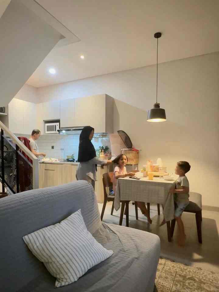 Waktu favorit dirumah adalah saat malam hari makan bersama di ruang makan dengan anak-anak dan suami. Karena rumah kami open space, jadi sembari anak-anak menunggu makanan bisa sambil mengobrol saat kami menyiapkan makanan di dapur.
Walaupun rumah tidak serapi saat semua beraktifitas diluar rumah, tetapi saat berkumpul dengan keluarga saat makan malam adalah hal yang membuat suasana rumah semakin hangat.
Biasanya setelah makan malam, anak-anak menonton TV sebentar sembari ayah bundanya sambil beberes rumah sebelum mulai tidur.
#Momendirumah
#InspirasiDekorasi
#RuanganFavorit
#Kitchensetminimalis
#Kitchendecor
#kitchennight
#openplanhouse
#openspacekitchendining

