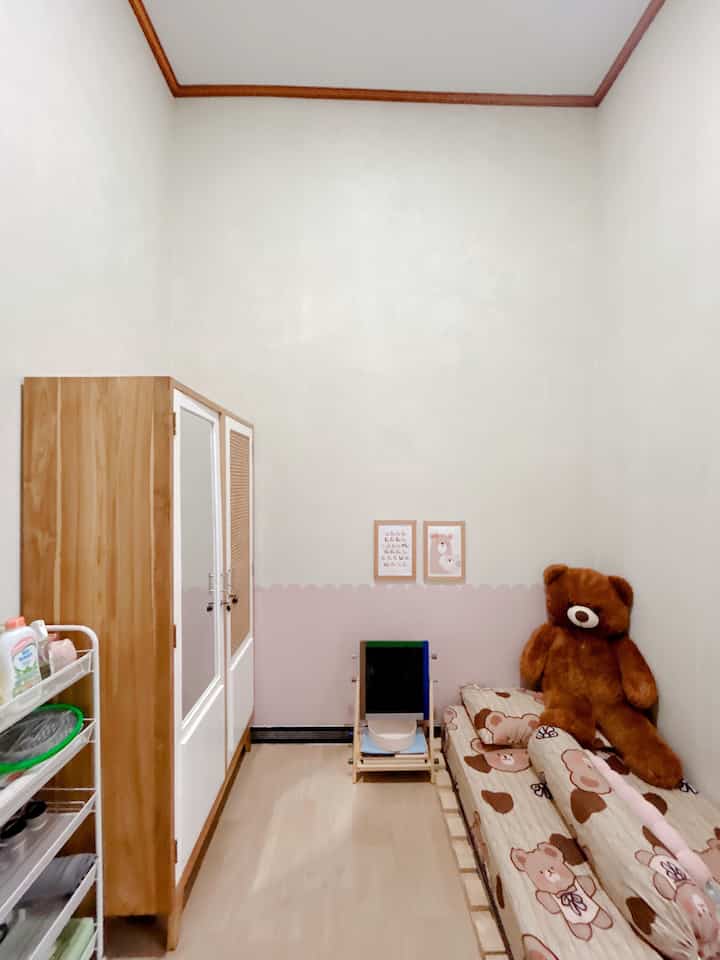 Tempat favorit yang disukain anak-anak adalah kamarnya sendiri.

Di kamar ini tidak hanya dipakai untuk tidur melainkan juga bisa untuk bermain.
Kami menambahkan beberapa rak trofast untuk menyimpan berbagai macam mainan anak kami. Kami juga meletakkan rak buku di dinding untuk anak sebagai perpustakaan mini.

Kamar ini tidak cukup luas hanya berukuran 2,5 x 3 m saja, sehingga kami menambahkan karpet vinyl agar terkesan lebih homey dan anak bebas duduk-duduk di lantai.

Semoga menginspirasi ya! 💫

#MejaBelajarAnak #WallpaperEstetik #WallpaperDinding #WarnaCatRumah #TempatTidurAnak #RumahRamahAnak #MaterialRamahAnak #FurniturRamahAnak #KamarNyaman #SpreiAnak #RakBuku #RakTrofast #PapanTulis #LemariAnak #Playroom #IdePlayroom #Gorden #RakMainan 