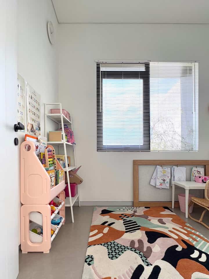 Kamar ini  masih menjadi ruang bermain anak karena untuk tidur anak-anak masih bersama kami.
Diruang ini kami beri rak yang tidak terlalu tinggi untuk memudahkan anak mengambil barang-barangnya dan rak khusus buku-buku dan mainan agar anak bisa mengambil mainan dan bukunya sendiri dan memudahkan merapihkan nya kembali.
storage dibawah kasur pun kami manfaatkan untuk menyimpan semua mainan agar terlihat lebih rapi dan mudah dijangkau anak ketika mereka ingin bermain. Tidak lupa kami tambahkan karpet yang tebal agar anak-anak bermain lebih nyaman✨

#kamaranak #mejabelajaranak #rakbukuanak #stickerdinding #tempattiduranak #Rumahramahanak #Materialramahanak #FurniturRamahanak 