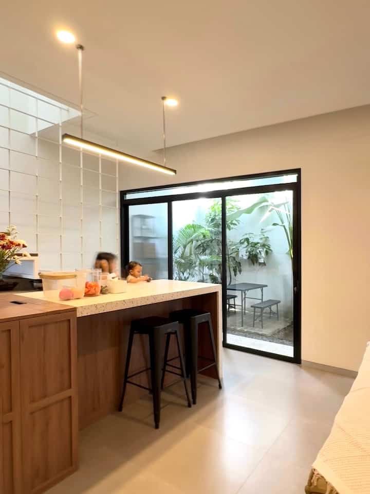 Momen dan tempat favorit kami dirumah ini adalah di area open space ini. Karena disini kami hampir menghabiskan banyak waktu bersama, khususnya bersama anak-anak. Biasanya saat anak bermain di area keluarga kami duduk di area dining sambil mengobrol sambil melihat anak-anak bermain. Dengan ambiance lampu yang warm membuat suasanya semakin hangat.
Momen seperti ini yang selalu kami suka di rumah✨

#kitchenset #sofaminimalis #kabinettv #rakkayu #momendirumah #Inspirasidekorasi #Ruanganfavorit 

