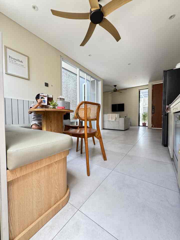 White and wood-tone 4-person living and dining room featuring a child, creating a warm and inviting atmosphere
