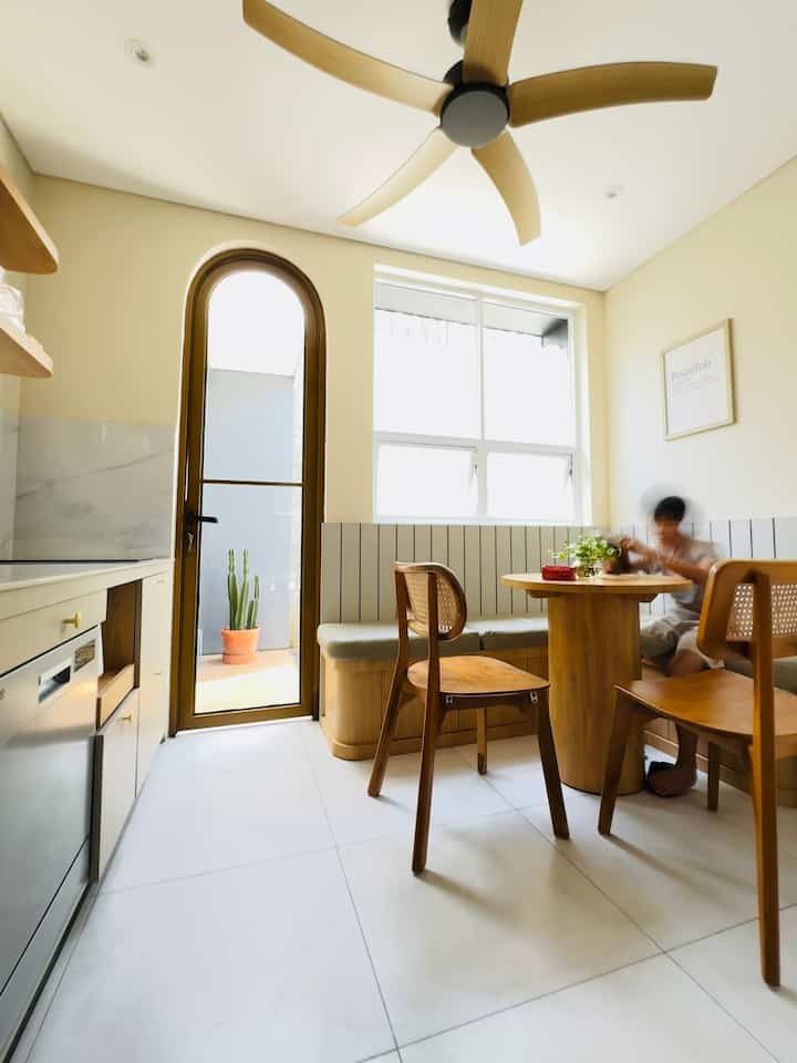 Tanpa disadari baik pemilihan design maupun material yg kami pilih itu termasuk yg ramah dan sekaligus aman untuk anak, karena kami suka dengan hal yg lengkung. Contohnya adalah kitchen nook ini. 

Karena letaknya diujung percis dengan pintu, kami sengaja custom furnitur ini, agar ujungnya tumpul, ￼demi menyesuaikan dengan keinginan dan dimensi dari ruangan itu sendiri.  Kemudian di padu-padankan dengan meja jati bulat, agar anak semakin nyaman menghabiskan waktu disana.

#MejaJatiBulat
#RumahRamahAnak
#MaterialRamahAnak
#FurniturRamahAnak