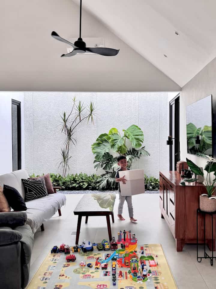 Di rumah kami, kenyamanan dan keamanan untuk anak adalah prioritas utama! 👦🏻👦🏻✨ Kami memilih material dan furnitur ramah anak yang tidak hanya stylish, tetapi juga aman untuk eksplorasi mereka. Dari sofa empuk yang terbuat dari bahan hypoallergenic hingga meja dengan sudut tumpul, setiap detail dirancang untuk melindungi dan mendukung kreativitas mereka. Selain itu, penggunaan playmate desain yang playful dan box mainan untuk memudahkan anak saat ingin bermain dan mengajarkan mereka untuk merapihkannya kembali. Rumah kami menjadi tempat yang sempurna untuk tumbuh dan bermain! 🏡❤️ #MejaJati #StorageBoxMainan #PlaymateBermainAnak #SofaMinimalis #RumahRamahAnak #RamahAnak #MaterialRamahAnak #FurniturRamahAnak #DesainAman 