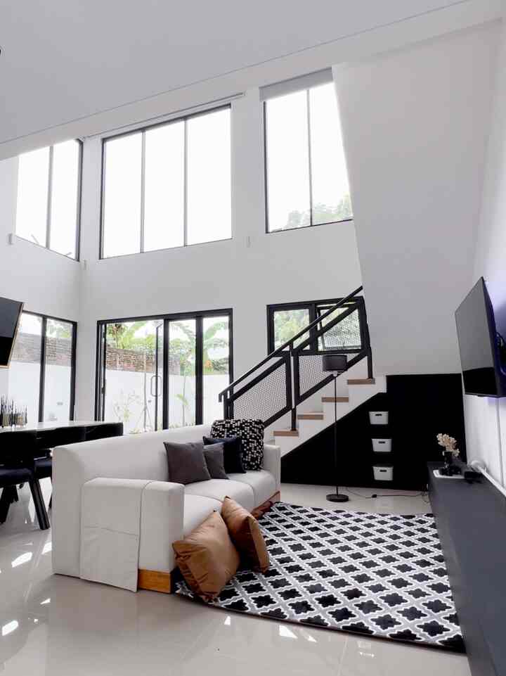 Menurut saya kenyamanan adalah hal utama yang harus diperhatikan selain estetika. Contohnya ketika sedang ingin menonton televisi, saya lebih nyaman untuk duduk lesehan daripada duduk di sofa. Untuk itu living room rumah_bujangan sengaja menggunakan jenis karpet busa malaysia karena memiliki tekstur halus, lembut serta empuk serta menggunakan bantal tambahan agar semakin nyaman duduk lesehan ✨
 #inspirasidekorasirumah #RumahNyaman #InspirasiHomeStyling #karpet #karpetbusa #vas #dummybook #led #bantalSofa #sarungbantal