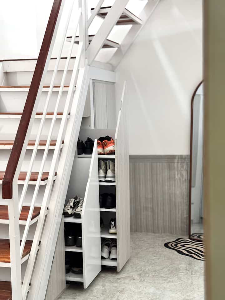 Area bawah tangga yang kosong di pergunakan sebagai tempat penyimpanan sepatu, helm dan barang2 lainnya.
Agar rumah tetap terasa nyaman, sebaiknya barang2 di simpan di ruangan khusus atau lemari untuk kesan yang rapi, pemilihan warna HPL juga yang netral menyesuikan tema rumah tetap minimalis.
Karena ada space sedikit jd dibuat untuk mirror selfie hihi
#InspirasiDekorasiRumah
#RumahNyaman
#InspirasiHomeStyling
#Cat
#CatRumah
#RumahMinimalis
#WarnaNetral


