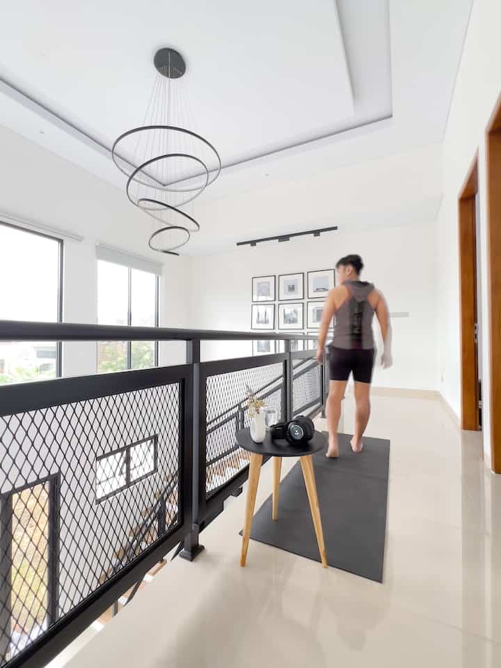 Momen favoritku adalah ketika pagi hari bisa melakukan stretching dan berolahraga sambil mendengarkan musik. 
Biasanya aku melakukan aktivitas tersebut di lorong koridor lantai 2.
Tak hanya itu, karena pemandangan dari tempat ini cukup menarik, sudut koridor juga biasa saya gunakan sebagai ruang kerja atau sekedar bermain game 🤩

#MomenDiRumah #InspirasiDekorasi #RuanganFavorit #yogamat #railingtangga #pigura #dummybook #mejabulat #lampurgb #stool #kursi 