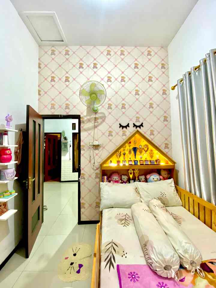 Kamar anak perempuan ukuran sachet 2,5x3 meter
Meskipun sachet tp kamar ini kidsfriendly🥰

#spreiset #hiasandinding #rakdindingsusun #gordenblackout #divananak #kamaranakperempuan #RumahRamahAnak #MaterialRamahAnak #FurniturRamahAnak