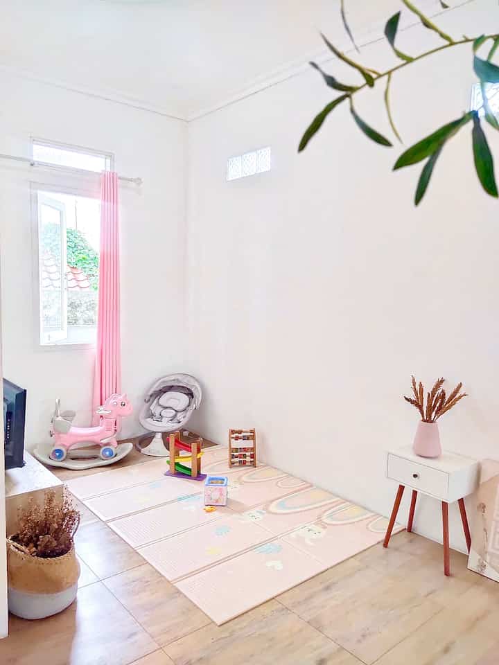 🌸 Play Room Kids Friendly 🌸

Karena ini tempat main anak aku yang baru satu tahunan, pastinya barang-barang di sini sudah dipastikan aman ya, dari mulai mainan sampai playmatnya.
Bahkan pajangan yang ada di ruangan ini sengaja yang menggunakan bahan plastik supaya tidak mudah pecah.
Furniture seperti nakas dan meja tv juga menggunakan bahan particleboard yang lebih “empuk” daripada kayu solid, juga bagian lantai aku memilih granit tipe matte supaya tidak licin.
Sebenarnya ini ruang tv, tapi karena sekarang kami jarang banget nonton tv, ruangan ini jadi lebih sering digunakan untuk bermain aja deh.
Ada anak kecil tapi rumah tetep aesthetic? Bisaaaaa ✨
Asalkan bisa menempatkan barang-barang dan mix and match warna yang sesuai dengan rumahnya 🌸

#PlayRoom
#KidsFriendly
#Playmat
#BabySwing
#MainanAnak
#VasPlastik
#ArtificialLeaf
#ArtificialFlower
#PajanganRumah
#RakBesiSerbaguna
#CatRumah
#CatTembok
#GordynBlackOut
#GordynAesthetic
#RumahRamahAnak
#MaterialRamahAnak
#FurniturRamahAnak
