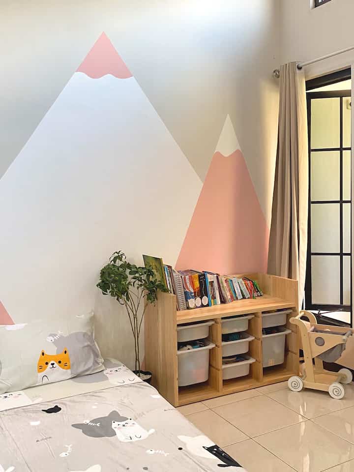 Salah satu tujuan utama dibuatnya kamar anak ini adalah agar anak” merasa nyaman dikamarnya. Untuk itu pilihan material juga diperhitungkan mulai dari pilihan cat tembok yang tidak berbau dengan warna ceria, serta rak buku yang mudah dijangkau anak” dan juga sirkulasi udara yang baik dengan ada nya jendela yang cukup besar .

#cattembok #catinterior #rakmainan #rakmainananak #jendelaalumunium #mainananak #RumahRamahAnak #MaterialRamahAnak #FurniturRamahAnak 
