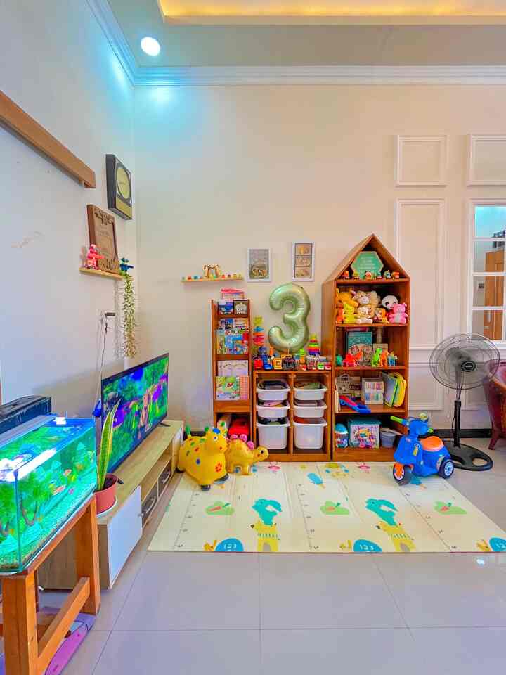 Punya anak kecil dirumah, tentu harus punya area bermain yang aman dan nyaman. Tak terhalang karna rumah minimalis, kami tetap bisa menyediakan space tempat untuk bermain anak. 
Kami memanfaatkan ruangan TV (keluarga) yang merangkap bisa menjadi ruangan bermain anak juga☺️.

#ruangtv #ruangbermainanak #playmat #trofast #papannamabayi #tamanansintetis #ruangankeluarga #ruangantanpasekat #rumahramahanak #materialramahanak #furniturramahanak