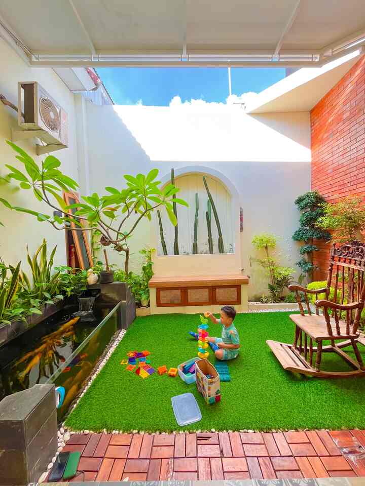 Salahsatu spot favorite di rumah adalah di taman belakang. 
Di sini menjadi tempat paling asyik untuk menghabiskan waktu, entah nemeni anak bermain atau hanya sekedar menikmati gemericik air kolam koi dan melihat tanaman hijau☺️

#tamanbelakang #garden #rumputsintetis #parkitkayu #rotan #batualam #momendirumah #inspirasidekorasi #ruangfavorit