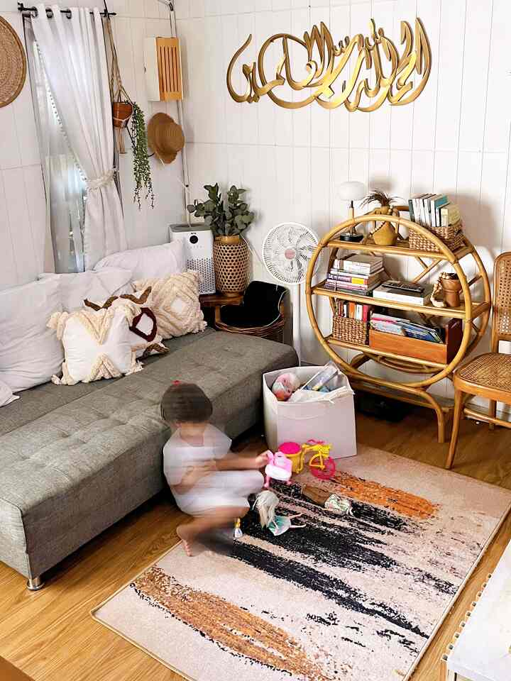 Karna anak kami masih kecil, jadi kami memakai furniture yang nyaman di gunakan untuk anak.🏡✨

Seperti..
1. Sofa bed: kami memilih sofa bed agar anak kami juga nyaman jika sewaktu waktu tertidur atau bersantai 🛋️✨
2. Karpet: memilih karpet anti slip menghindari terpeleset dan berbulu pendek agar lebih mudah dibersihkan karna pasti remahan makanan selalu ada ✨🏠
3. Rak : rak rendah dan berbentuk bulat sehingga anak lebih mudah menjangkau saat mengambil buku 📚✨
4. Wadah penyimpanan: wadah penyimpanan mainan harus ada agar lebih rapi dan mudah saat membereskan mainan. Seperti kotak drona dan storage putih di rak tv.✨✨ 
5. Wallfoam : untuk dinding kami memilih wallfoam untuk meminimalisir rasa sakit apabila anak terjedot dinding 😁

Pemilihan furniture tidak hanya melihat aspek keindahan dan aesthetic saja, tetapi juga kenyamanan dan keamanan bagi anak. ❤️🏠✨

#sofabed #karpet #wadahpenyimpanan #wallfoam #airpurifier #rumahramahanak #materialramahanak #furniturramahanak 