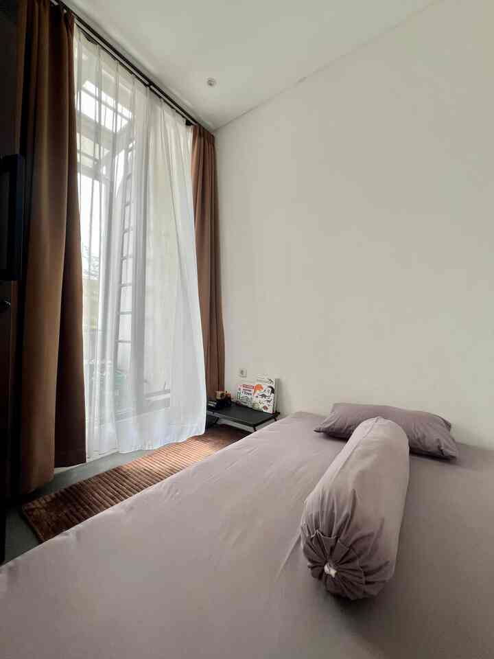 Kamar Anak ✨

Tbh, kamar anak di #BruwnHouse belum maksimal digunakan karena toddler kami belum lulus sleep training. Jadi, hanya ada kasur lesehan dan spot untuk bermain ala kadarnya. Kamar ini digunakan sesekali untuk tidur siang atau digunakan kerabat saat menginap. Semoga segera ada budget untuk bikin kamar mungil ini lebih keren dan fungsional ☺️

#MejaBelajarAnak
#KarpetKamarAnak
#TempatTidurAnak
#CatDinding
#WarnaCatRumah
#RumahRamahAnak
#MaterialRamahAnak
#FurniturRamahAnak