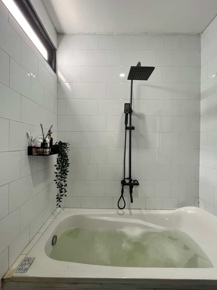 Moment Favorit ✨

Sebagai seorang ibu dengan toddler pasti relate kalau waktu mandi tanpa ada 'gangguan' adalah salah satu yang ditunggu, ya kan?

Sebisa mungkin kalau ada waktu senggang memanjakan tubuh dengan mandi dan scrubbing. Ga harus keluar rumah kalau memang terbatas, bisa dilakukan di rumah aja. 

Semoga kamar mandi mini sederhana ini menginspirasi ☺️

#KeramikDinding
#KeramikKamarMandi
#ShowerKamarMandi
#MomenDiRumah
#InspirasiDekorasi
#RuanganFavorit