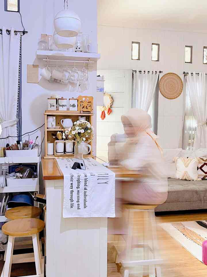 Momen bersantai seorang ibu adalah ketika anak anak di sekolah, di atas jam 8 pagi.
Menikmati waktu tenang sambil menyeruput kopi dan nonton drama korea.  ❤️❤️✨✨

Mengembalikan energi kembali dengan me time adalah hal yang penting dilakukan oleh seorang ibu. ✨✨

Dan tempat bersantai ku adalah ruang makan, dengan kursi yang tinggi ala ala bar membuat moment santai dan damai. ✨✨🏡

Nahh kalau sahabat online me time favoritnya di ruang mana? ❤️🏠

#mejamakan #taplak #rug #storage #vasbunga #tempattehkopi #momendirumah #inspirasidekorasi #ruanganfavorit 