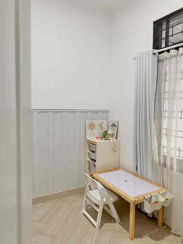 Cara Menciptakan Ruangan “kids friendly”

Untuk menciptakan ruangan yang ramah anak bukan sekedar bersih & rapih aja loh, tapi pemilihan material & furniture pun perlu perhatian khusus.

Di playroom anakku ini aku pakai cat yang mudah dibersihkan & non toxic serta furniture seperti meja belajar, lemari, rak aku pilih yang ujungnya agak melengkung sehingga tidak tajam. Tinggi nya pun disesuaikan dengan usianya sehingga aman.

#MejaMontessori #Mejabelajaranak #Catkamaranak #rakmainan #RumahRamahAnak #MaterialRamahAnak #FurniturRamahAnak