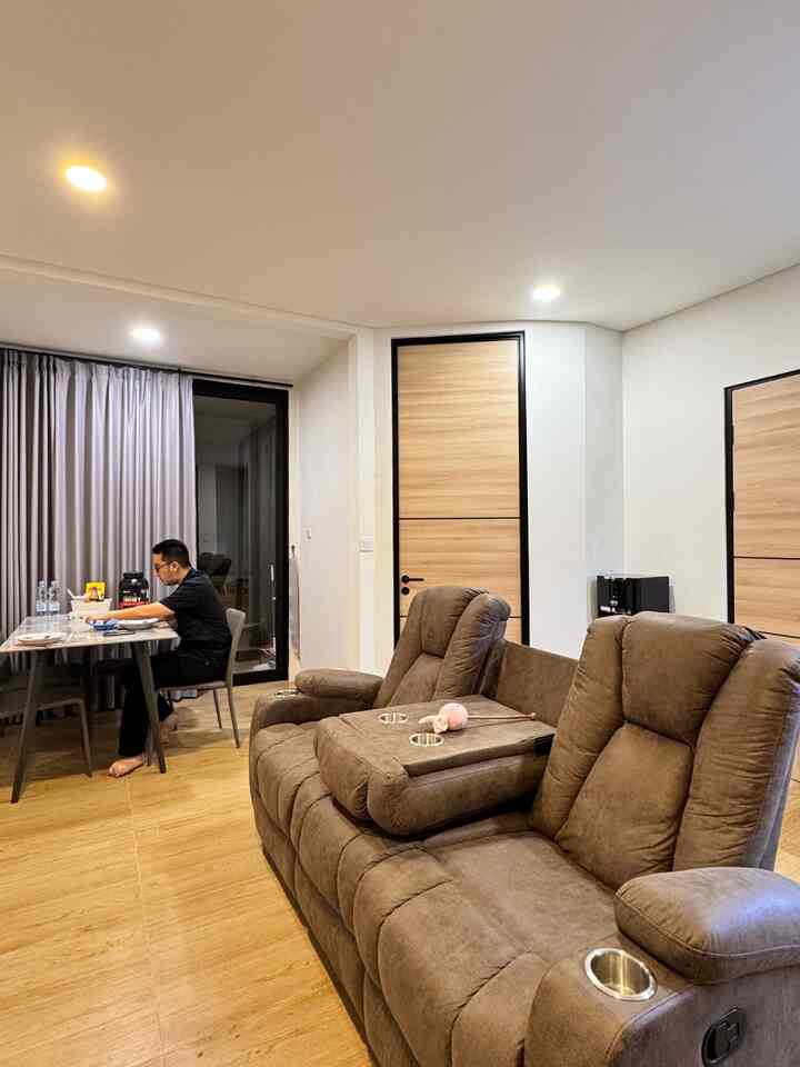 Setuju ngga, kalau rumah semestinya menjadi tempat yang paling nyaman bagi penghuninya? Biasanya kalau kita pergi nginep di hotel pun, tetep deh ngga bisa gantiin nyamannya suasana rumah 😊

Jadi buatku penting bikin suasana rumah jadi lebih nyaman, terutama dari material yang digunakan. Mulai dari pemilihan cat dinding yang netral supaya lebih homey, sentuhan elemen kayu yang bisa bikin suasana lebih hangat, sampai pencahayaan ruangan yang mendukung suasana rumah.

Di ruang tamu ini, aku pakai cat warna putih karena aku suka warna-warna netral ya, jadi berasa clean dan cocok dipadu-padankan. Untuk lantainya, aku pakai granit warna natural yang tampilannya matte, jadi gak licin dan adem. 

#InspirasiDekorRumah #RumahNyaman #InspirasiHomeStyling #RumahMinimalis #dekorasiruangtamu #livinshome