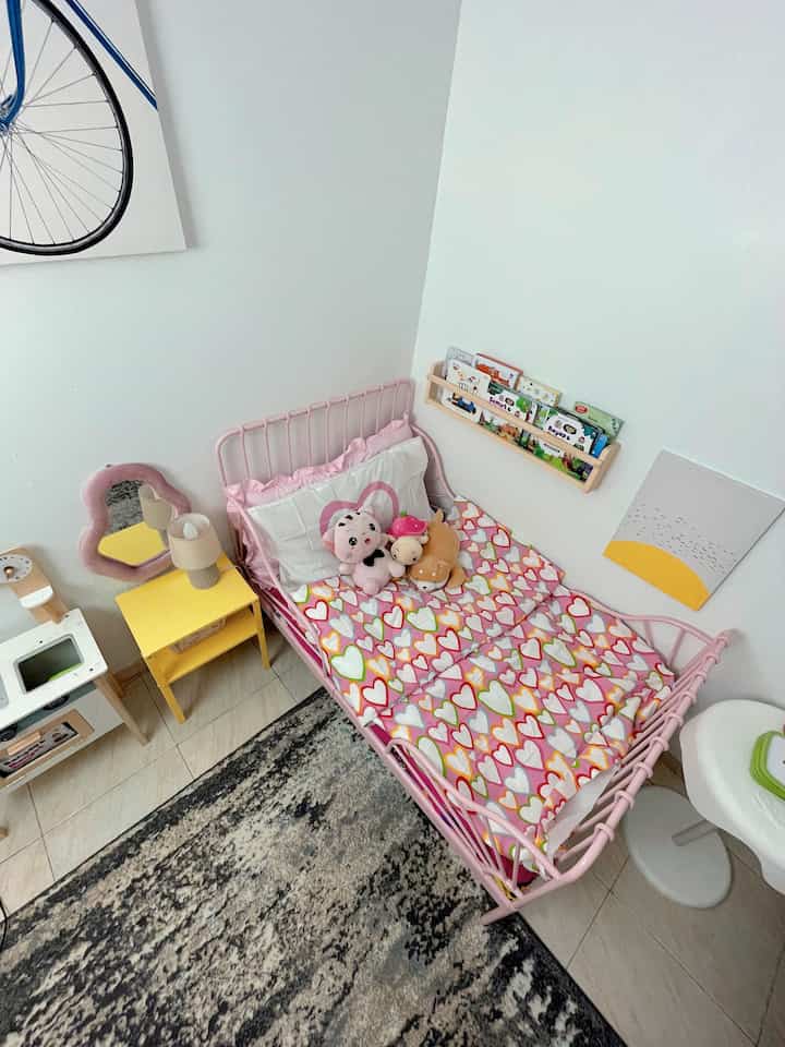 ✨子供部屋、楽しいことがいっぱいの小さな世界! ✨

この小さな部屋は、お子様がまるで家にいるかのように快適に過ごせるよう、愛情を込めてデザインされました。白を基調とした清潔感と軽やかな印象に、遊び心のあるカラフルな家具を合わせて明るい雰囲気に！ 🌈

お子様の健康を維持するために、臭いの少ない抗菌塗料を選択していますので、お子様が活発に遊んでも安心です。柔らかくて快適なベッドリネンとホットカーペットを組み合わせて、遊んだり休んだりする時間をより快適にします。

なぜなら、子供部屋はただ寝る場所ではなく、想像力に満ちた探検空間でもあるからです。 💕

他に子供に優しい部屋を作るためのヒントはありますか？コメント欄でシェアOK！ 👶🛏️

#みんなベッド
#フリサット
#シルバートップ
#チャイルドフレンドリーペイント
#ベッドサイドテーブル
#チャイルドフレンドリーホーム
#子供に優しい家具
#子供に優しい素材