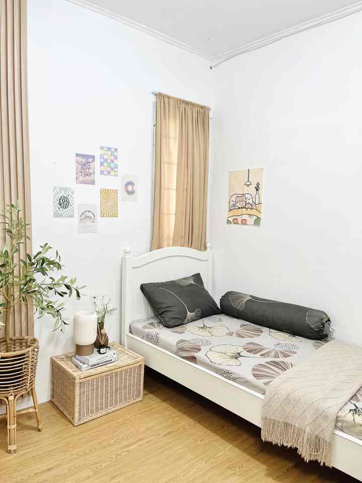Kamar Tidur Anak

Punya anak yang masih kecil kita harus memperhatikan keselamatan terutama di kamar tidurnya, kami menggunakan furniture yang ramah anak salah satunya di dipan kasur. Kami menggunakan dipan kasur yang sisi - sisi nya tidak tajam dan bentuknya melengkung, lalu memilih dipan yang ketinggiannya cukup rendah. Dari finishing material juga yang tidak bau cat dan cat nya tidak mudah terkelupas agar aman. Semoga bisa jadi inspirasi ibu dirumah!💛✨

#RumahRamahAnak #MaterialRamahAnak #FurniturRamahAnak #KamarTidur #KamarTidurAnak #InspirasiKamarAnak #RamahAnak