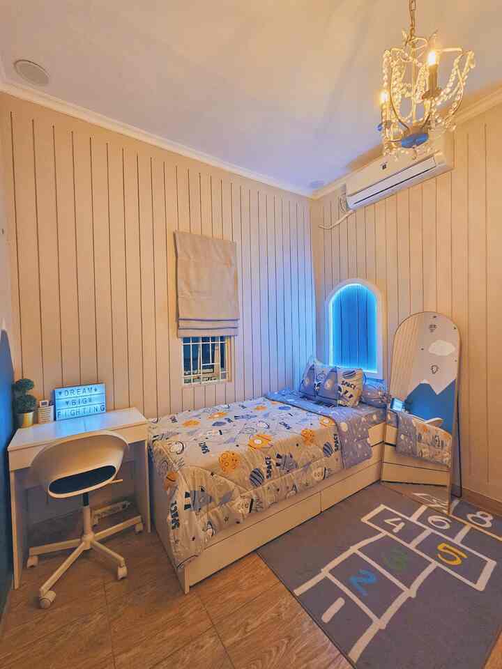 Halo tetangga online, welcome to our lovely kids ❤️❤️❤️
Walaupun belum memiliki anak tapi kamar anak ini kami desain dengan penuh cinta kasih. Beberapa furniture yang kami pilih merupakan furniture yang ramah anak. Contohnya kami pilih meja belajar yg tidak terlalu besar, kursi dengan model minimalis, ergonomis, dan nyaman. Model tempat tidur yg dipilih adalah tempat tidur tingkat yang terdiri dari 2 tempat tidur dan 1 laci penyimpanan. Sehingga ketika tempat tidur kedua tidak gunakan bisa memberikan space kosong yang dapat dimanfaatkan untuk bermain. Selain itu, kami juga mendekorasi dinding kamar anak ini dengan mural bergambar pegunungan menggunakan cat ramah anak.
.
#mejabelajaranak #tempattiduranak #kursibelajaranak #bonekaanak #kamaranak #rumahramahanak #materialramahanak #furniturramahanak