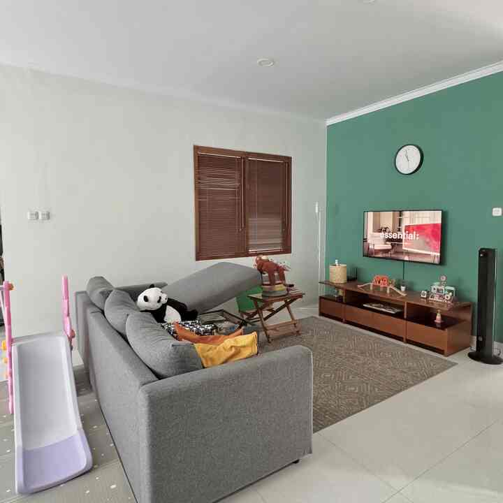 playground at living room! karena, belum punya kamar anak & space khusus bermain — akhirnya aku maksimalkan ruang tengah untuk aktivitas semua orang 🙌🏻

memiliki sofa dengan storage adalah furnitur ramah bagi anak kami karena anak bisa bebas bermain dan menyimpan mainan di bawah sofa tersebut — setiap hari dengan mudah membuka sofa dan membersihkannya kembali 🙌🏻

rumah tetap nyaman dan tetap ramah bagi anak meski belum punya ruangan bermain khusus anak 😀

#sofa3dudukan #ruangbermainanak #ruangtengah #RumahRamahAnak #MaterialRamahAnak #FurniturRamahAnak