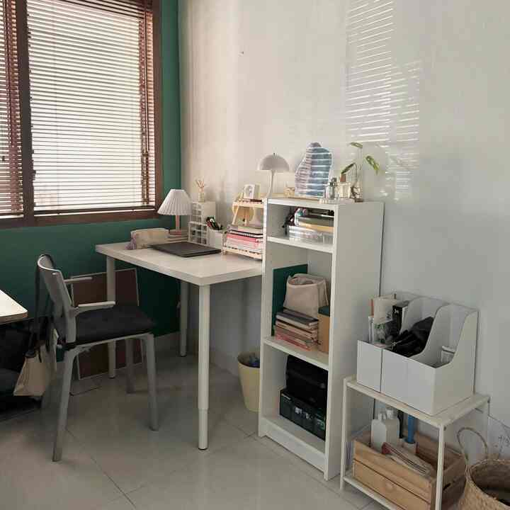 my fav moment — pagi setelah suami berangkat kerja di meja kerja ini untuk buka catatan sebentar — mengecek to-do list hari ini atau sekadar menulis rencana harian, mencatat realisasi keuangan rumah tangga, pun terkait konten media sosial pribadi atau sekedar lihat resep masakan untuk hari tsb.

sebentar tapi bermanfaat sebelum memulai hari 🌤️ such a mood booster!

#mejakerjadirumah #homeoffice #Pagi #MomenDiRumah #InspirasiDekorasi #RuanganFavorit