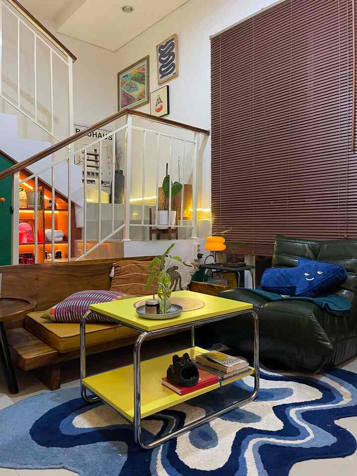 Material & Furnitur nyaman untuk anak & keluarga🛋️

Dirumah kami kebetulan belum ada anak kecil, namun untuk bersantai bersama keluarga Living room ini dengan material dan furnitur yg kita pilih sudah kids friendly.

✨Sofa 2 seater kayu jati pendek.
Kursi custom berukuran 150cm, tinggi dari bangku hingga ke lantai hanya 25cm dan semua sudutnya tumpul. Sofa busa leather yg lose, tinggi 8cm sehingga low maintenance dan mudah dibersihkan.

✨Karpet tufted
Karpet bulu yg tidak kasar jika bersentuhan lgsg dgn kulit. Sangat nyaman dengan bahan wool dan dilapisi karet rubber sehingga tidak mudah geser.

✨ Coffee tables
-Meja Baggboda Berbahan stainless yg bersudut lengkung, tidak mudah membuat kaki terbentur
-Meja kayu bulat disamping sofa, sehingga dari arah tangga tidak beresiko terkena benturan tajam

✨ Bean Stool 
Berbahan kulit sintetis, sejuk dan empuk cocok untuk anak maupun dewasa sebagai tambahan tempat duduk

✨ Togo Sofa
Penghuni baru di livingroom ku ini lebih cocok drpd kursi rotan sebelumnya, karna ukuran tinggi bangku yg pendek setara dengan sofa kayu. Berbahan kayu dan busa berlapis kulit sintetis sangat empuk dan firm sekali untuk duduk bersantai sambil kepala bersandar jadi lebih relax. Looksnya juga elegan!

Recomended bgt deh produk produk diatas buat teman-teman semua, semoga bermanfaat yaa 🫶

#RumahRamahAnak #TuftedKarpet #KarpetEstetik #coffeetablebulat #BantalSofa #TogoSofa #BeanStool #SofaKayuBusa #FurniturRamahAnak #MaterialRamahAnak #Sofakayujati 