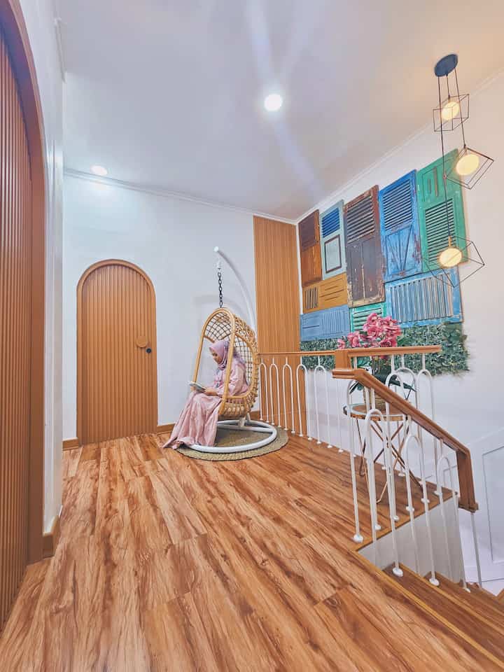 Area hallway di lantai 2 menuju ke semua kamar tidur yg ada dirumah kami ini jadi salah satu spot favorite untuk kami bersantai, baca buku, ngobrol maupun untuk ngelamun atau refleksi melepas lelah setelah aktivitas seharian. Selain itu supaya spot ini makin aesthetic, saya juga meletakkan jendela krepyak dipadukan dengan tanaman artificial sebagai hiasan dinding serta menambahkan sedikit aksen wallpanel untuk menyesuaikan dengan warna pintu. Menurut kalian spot ini udah cocok buat jadi spot foto yg instagramable belum?
.
#vinly #ayunanrotan #jendela #hiasandinding #walldecor #lampugantung #pintukamar #wallpanel #momendirumah #inspirasidekorasi #ruanganfavorit
