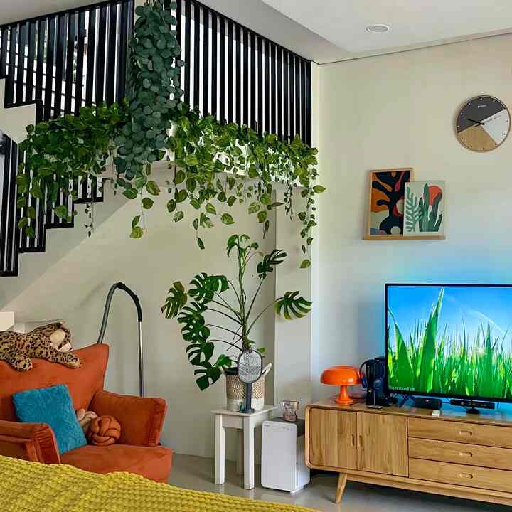 This is @diemdibumi's #RamahAnak stairs to the 2nd floor. For this #tangga we use wood-colored taco flooring and also stair railings made of hollow iron. This staircase can be said to be very safe for children (#kidsfriendly) and also parents. Because the stair railing here is made full ceiling. Hopefully it can be an inspiration for all #RumahRamahAnak #inspirasitanggarumah #inspirasitangga #homedecor #stairs #tanggarumah #stairsinspo #stairsinspirations #MaterialRamahAnak #FurniturRamahAnak