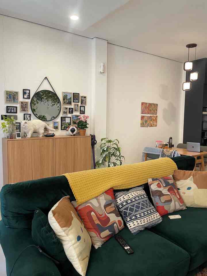 Ruangan favorite dari @diemdibumi adalah living room kami yang bertema bohemian. 

Di ruangan ini, kami menggunakan 2 sofa dengan warna berbeda yaitu orange maple dan emerald green. Penggunaan karpet motif yang masih satu color palette membuat ruangan ini semakin kental dengan tema bohemian. Selain itu kami juga menggunakan rak sepatu tertutup dengan dekorasi foto-foto moment kami
#MomenDiRumah #InspirasiDekorasi #RuanganFavorit #HomeDecor #LivingRoom #InspirasiLivingRoon #Inspirasidekorasi #Scandinavian #Boho