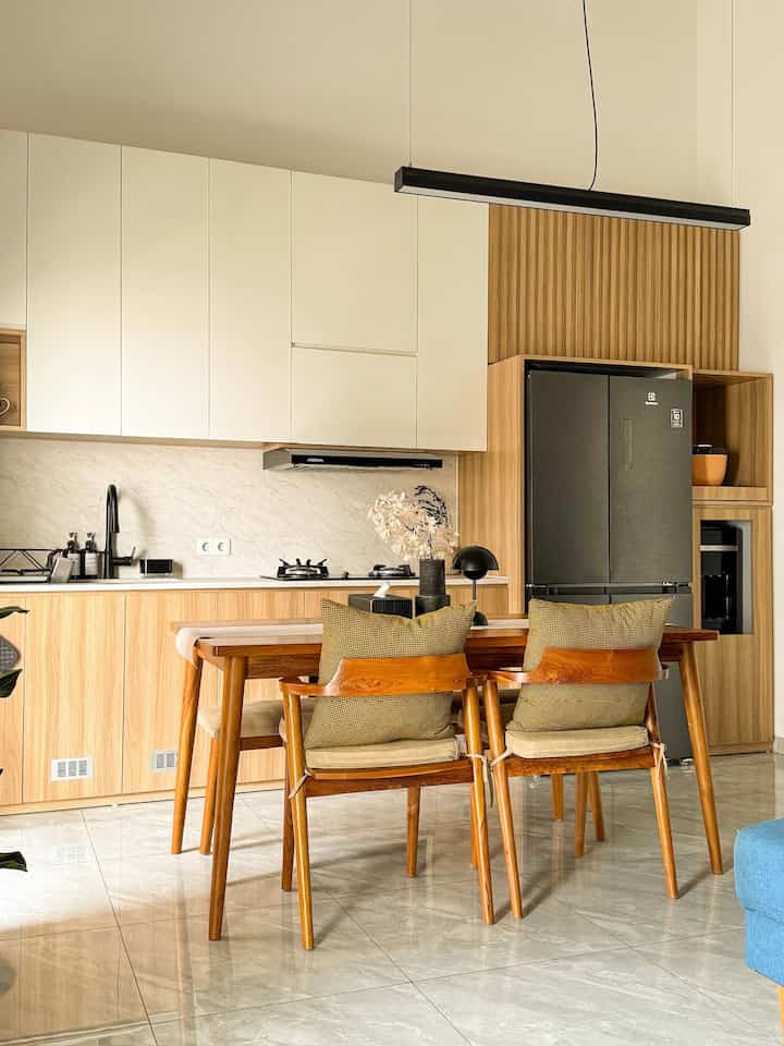 Kami memilih menggunakan diningset dari material kayu jati yang sudah terbukti awet & tahan lama. Ukuran meja yang cukup lebar, yaitu 160x80x75 membuat lebih leluasa saat makan.
Selain itu, sudut meja dibuat tidak lancip agar aman untuk anak-anak kami, sehingga tidak mudah terbentur sudut meja.
Adanya bantal kursi juga membuat anak-anak lebih nyaman saat duduk disini.
Ketika kotor atau tidak sengaja tertumpah/tercoret anak-anak, meja jati ini mudah dibersihkan. Cukup disemprotkan cairan pembersih khusus kayu, lalu di lap saja, semua kotoran bisa hilang. 

#DiningSetMinimalis #DiningSetJapandi #InspirasiMejaMakan #MejaMakanMinimalis #RumahRamahAnak #MaterialRamahAnak #FurniturRamahAnak