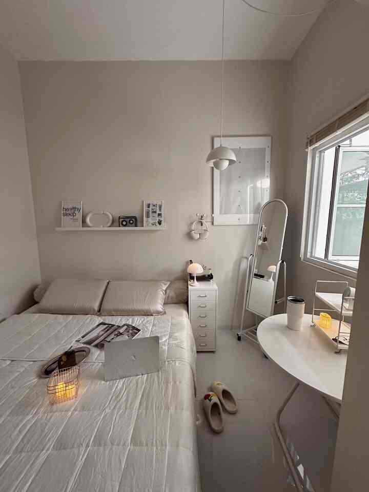 Beige bedroom style🤍🫶🏻🧸
#selimutberat #blanket #sarungbantal #pillowcover #rakambalan #laciminimalis #kamarmungil #bedroomstyle #inspirasidekorasirumah #rumahnyaman #inspirasihomestyling