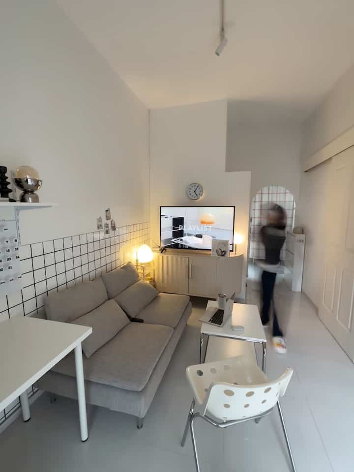 Sore yang lambat di ruang tamu kecil✨
#Momendirumah #Inspirasidekorasi #ruanganfavorit #livingroom #sofaminimalis #mejaminimalis #kursilucu #rakstainless
