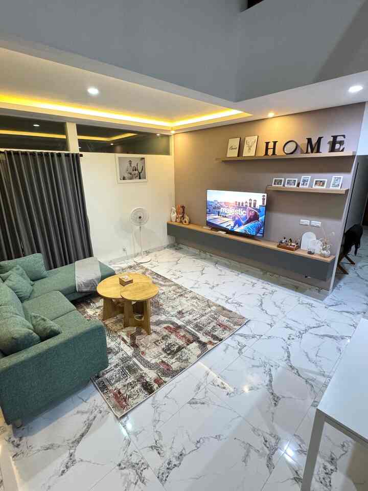 Ruang keluarga inilah tempat favorit aku dan suami untuk menghabiskan waktu. Dari pagi saat memulai aktivitas, dan malam hari setelah beraktivitas.
Alhamdulillah senyaman itu ruang keluarga kami, dengan ukurannya yang cukup luas bisa cukup untuk menampung keluarga besar kami 💕
.
.
#LivingRoom #RuangKeluarga #CustomSofa #MomenDiRumah #InspirasiDekorasi #RuanganFavorit
