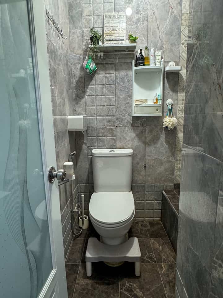 🔅material/furnitur ramah anak di rumah.inoy🔅

1. bangku kloset memudahkan anak2 ketika menggunakan kloset sehingga kakinya tidak menggantung. kami juga memasang dispenser sabun dan box tissue di tempat yg mudah dijangkau anak.
2. kami menggunakan dispenser pasta gigi, yang tentunya memudahkan semua orang rumah terutama anak-anak ketika akan menggosok gigi. 
3. cat dinding rumah ini semuanya kami pilih dari bahan non toksik serta mudah dihapus jika ada noda/coretan. untuk furniture seperti ranjang dan kursi meja belajar, kami pilih dengan sudut melengkung agar aman untuk anak. box mainannya pun berbahan kain fleksibel. 
4. kebetulan ada space dinding kosong yg kami manfaatkan untuk memasang track mainan mobil2an. sehingga jika ada teman pun, anak bisa bebas bermain di spot ini.
5. kami juga menyediakan lemari buku khusus untuk buku anak2, bersebelahan dengan lemari buku orangtuanya. sehingga memudahkan anak mencari buku yg ingin mereka baca. disampingnya pun ada lemari yg kami peruntukkan menyimpan hasil rakitan brick mereka. 



#kamarmandi #kamarmandianak #bangkukloset #klosetduduk #tempattidurbayi #kamaranak #ruangbermain #lemari #LemariBuku
#RumahRamahAnak
#MaterialRamahAnak
#FurniturRamahAnak
