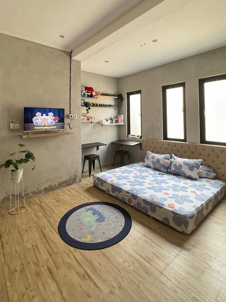 Dari warnanya, kamar industrial hanya perlu memainkan abu-abu, hitam, & warna gelap lainnya. Beri sedikit sentuhan kayu biar tak terasa suram, kemudian ditambahkan beberapa warna dan mainan ciri khas kamar anak-anak hehehe
Untuk kasur yang tanpa menggunakan ranjang untuk keamanan anak-anak dan juga biar kamarnya dibuat kesan luas. 

#RumahRamahAnak
#MaterialRamahAnak
#FurnitureRamahAnak
#InspirasiKamarAnak
#KamarAnakIndustrial
#KamarAnakSimple
#KamarSimpleRamahAnak