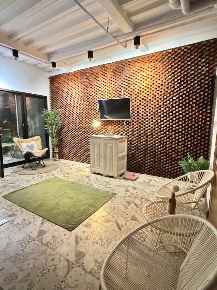 Salah satu ruangan favoritku di rumah, karena biasanya habis makan kami selalu menyempatkan waktu untuk ngobrol disini, anak-anak juga bisa leluasa bermain di ruangan ini 🥰

#MomenDirumah
#InspirasiDekorasi
#RuanganFavorit
#RuanganKeluarga
#RuangMakan
#RuangTv
#InpirasiRumahIndustrial
#SpotFavorit