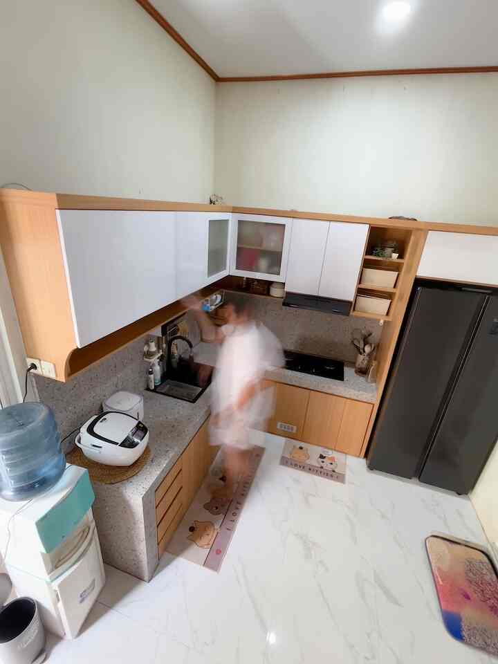 Di dapur ini selalu menjadi spot favorit kami. Dimana kami bisa saling bekerjasama (a.k.a quality time) 🤍
Bercerita dan bersendagurau sambil food prep, memasak hingga membereskan area dapur ini bersama.

#KitchenSet #KitchenSetMinimalis #PlafonPVC #WarnaCatRumah #WallpaperDinding #WallpaperEstetik #Cat #MomenDiRumah #InspirasiDekorasi #RuanganFavorit #Pasutri #DapurIdaman #DapurMungil #DapurEstetik 
