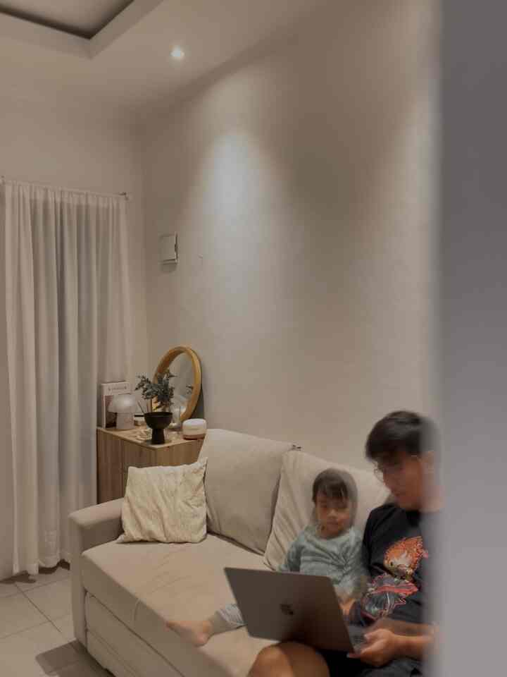Suasana living room pada malam hari dibarengi quality time bersama keluarga. Yup! Living room ini jadi salah satu ruangan favorit keluarga kami karena banyaknya aktivitas yang kami lakukan disini.

#sofabedmininalis #gorden #momendirumah #inspirasidekorasi #ruanganfavorit