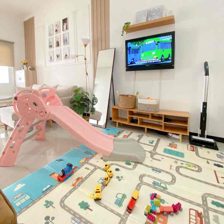 Area ruang tv ini, jika siang hari berubah menjadi tempat bermain anak anak. 
Mainan dikamar semua dikeluarkan, aku gelarkan playmatt dan simpan prosotan mereka di ruang tv. 
Siapa sangka,  storage dari bahan daur ulang ini bukan hanya hiasan di ruang tv, tp aku manfaat kan juga untuk simpan mainan anak anak hehe 

#rumahramahanak
#materialramahanak
#furniturramahanak
#playmat
#storage
#perosotananak