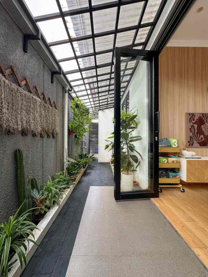 Salah satu moment favorit akhir-akhir ini adalah merawat taman belakang. Awalnya area belakang ini area yang hampa, tanpa tanaman dan kosong. Akhirnya aku coba buat planter box dan isi dengan berbagai tanaman hijau, alhamdulillah bisa lebih segar dan asri sekarang. 

#momendirumah
#inspirasidekorasi
#ruanganfavorit
#tamanbelakang
#cat