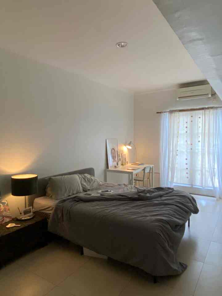 ruang kerja yang kompak di dalam kamar tidur saya: sementara yang lain suka menghabiskan waktu dengan orang lain di rumah, saya di sisi lain suka menghabiskan waktu pribadi saya sendiri — bekerja, bertukar pikiran, menulis, membaca. jika Anda seperti saya, lihatlah ruang kerja saya sebagai inspirasi ^^ #MejaKerja #LampuLantai #TinyHomeOffice #MomenDiRumah #InspirasiDekorasi #RuanganFavorit