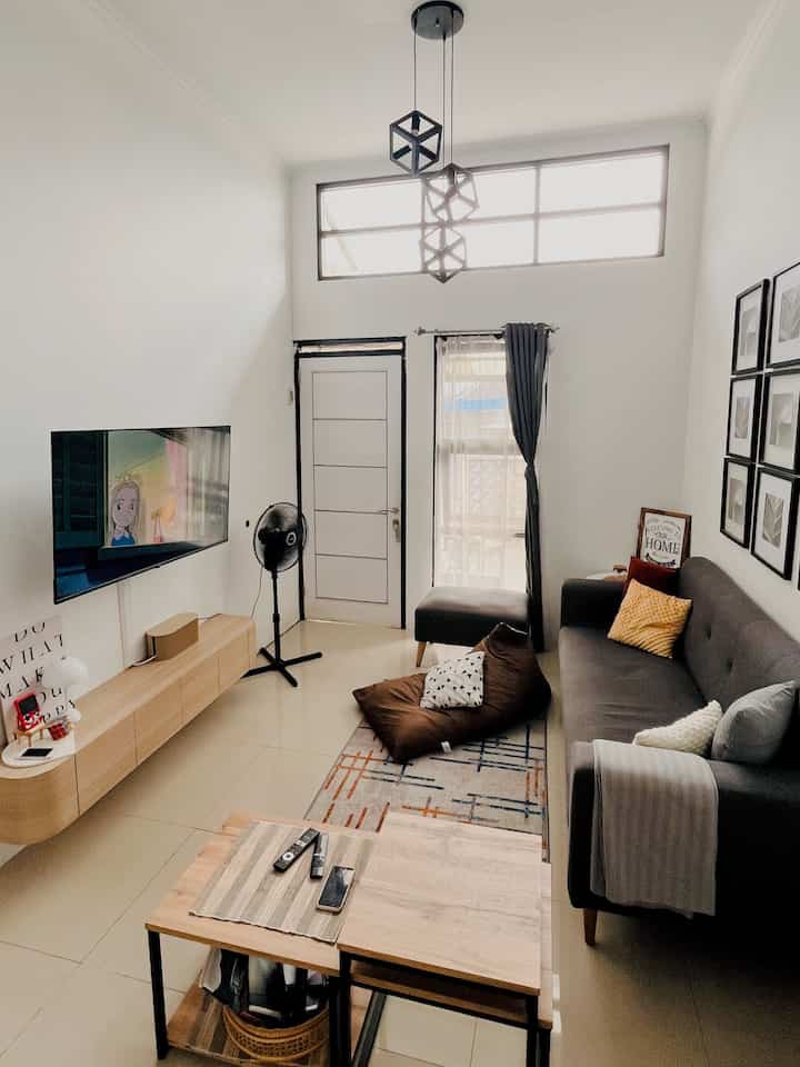 • Rumah Ramah Anak 🍒

Setiap lagi kumpul keluarga apalagi ada ponakan biasanya sering kumpul di area living room, selain nonton kartun bareng, bercanda bareng dan main game..

untuk meja di letakan samping, agar leluasa main di bawah lantai dan ada bean bag juga.

semoga menginspirasi🤎

#MejaBelajarAnak #WallpaperEstetik #WallpaperDinding #WarnaCatRumah #TempatTidurAnak #RumahRamahAnak #MaterialRamahAnak #FurnitureRamahAnak #MainanAnak #TempatMainAnak