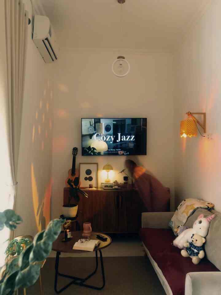 Nyore di bertiga rumah ✨🪴

Moment membaca buku ketika sore hari di area living room menjadi salah satu momen favorit ketika di rumah, apalagi suasana sore hari sangat mendukung. Pencahayaan yang hangat, sofa yang nyaman di temani segelas susu hangat membuat suasana menjadi semakin sempurna. 

Selain itu ada beberapa hal yang sengaja ku hadirkan untuk menambah kenyamanan moment ini seperti karpet polos anti slip, meja table sekaligus rak buku yang mudah dijangkau dan tak lupa lilin aroma teraphy serta hiasannya. 

Nothing beats the warmth of a cozy living room ✨🪴 

#MomenDiRumah #InsipirasiDekorasi #RuanganFavorit #HomeDecor #InteriorDesign #CozyHome #livingroom #DecorIdeas #KarpetPolos #coffeeTable #RakBuku #lilinAromaterapi #dekorasiLilinAromaterapi
